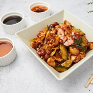 26. Piletina kung pao (đumbir, ljute paprike, kikiriki, vino, povrće)